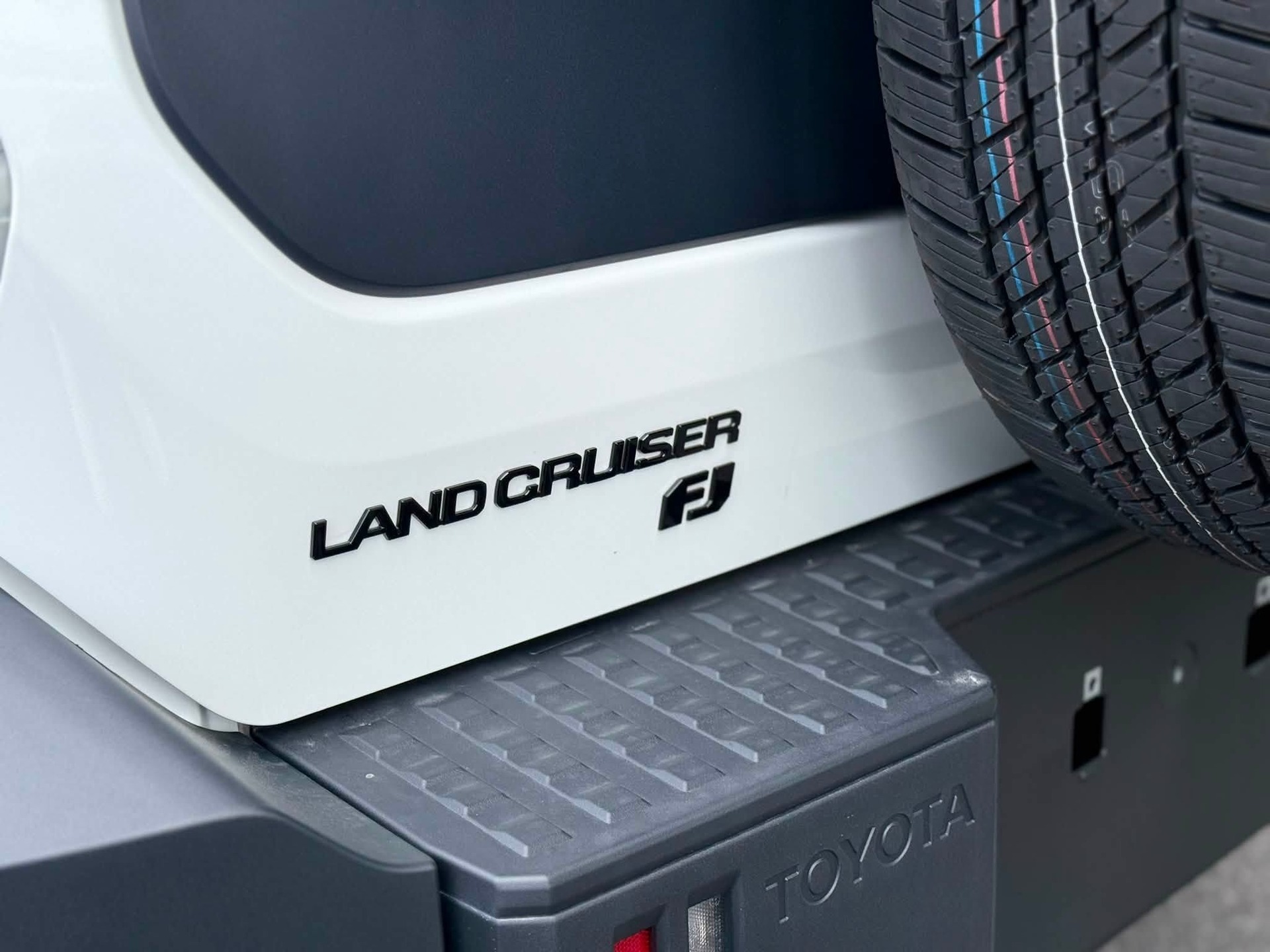 Logo Land Cruiser FJ mạ chrome sáng bóng được gắn trang trọng ở phía sau đuôi xe, khẳng định niềm tự hào về thương hiệu SUV huyền thoại.