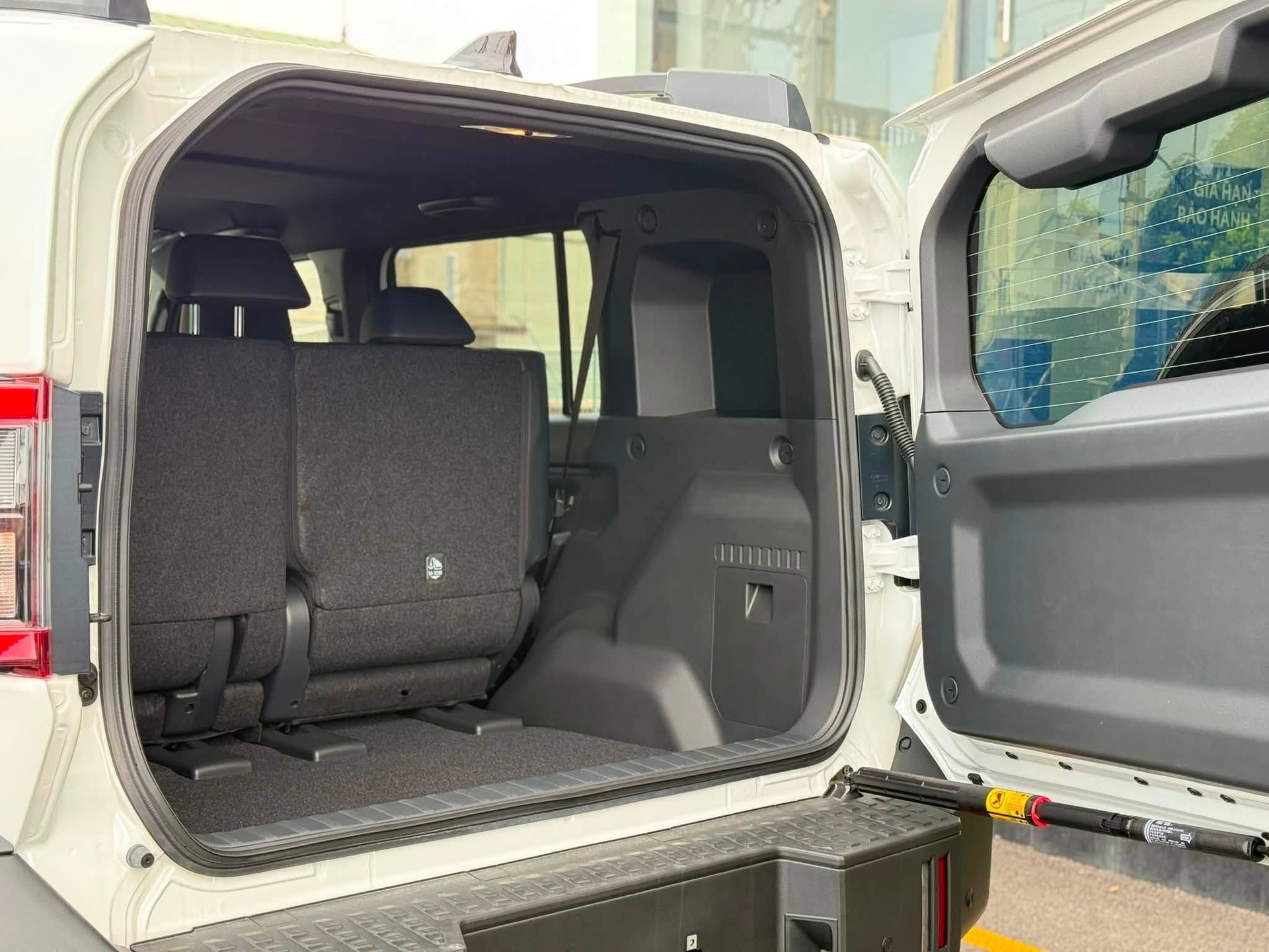 Không gian cốp xe Toyota Land Cruiser FJ vô cùng rộng rãi, vách cốp vuông vức giúp tối ưu hóa diện tích chứa đồ cho những chuyến dã ngoại dài ngày.