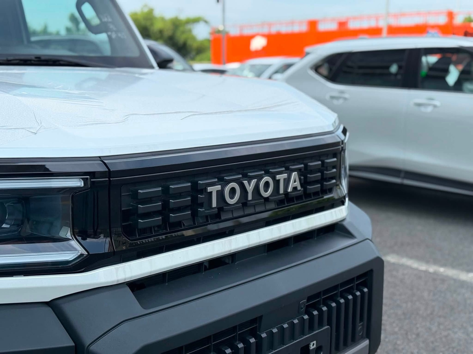 Chi tiết đầu xe Toyota Land Cruiser FJ cho thấy sự hoàn thiện tỉ mỉ ở các khe hút gió và ốp cản trước vô cùng cứng cáp, chắc chắn.