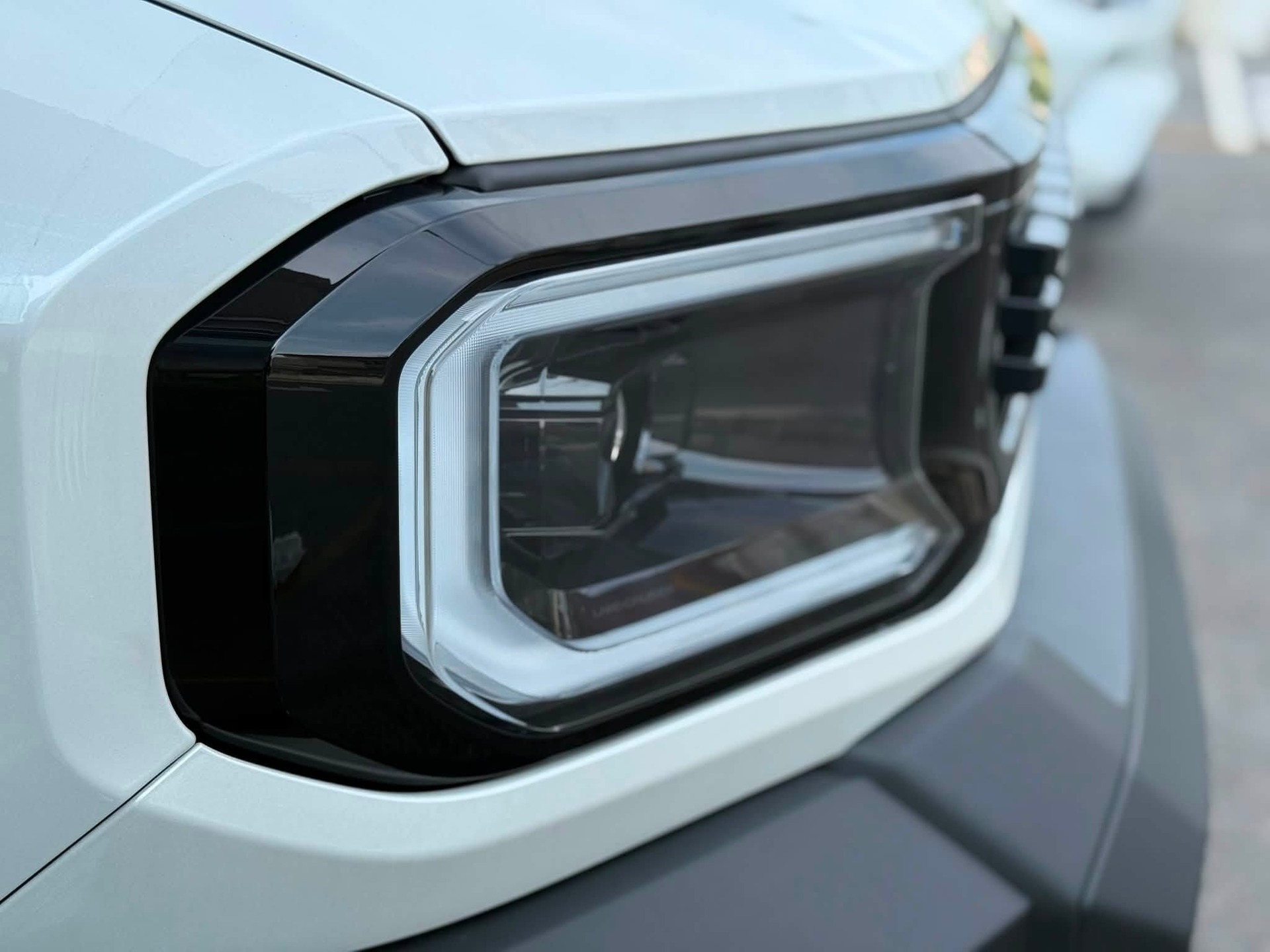 Cụm đèn pha trước của Toyota Land Cruiser FJ ứng dụng công nghệ LED toàn phần, tích hợp dải đèn ban ngày và tính năng tự động cân bằng góc chiếu.