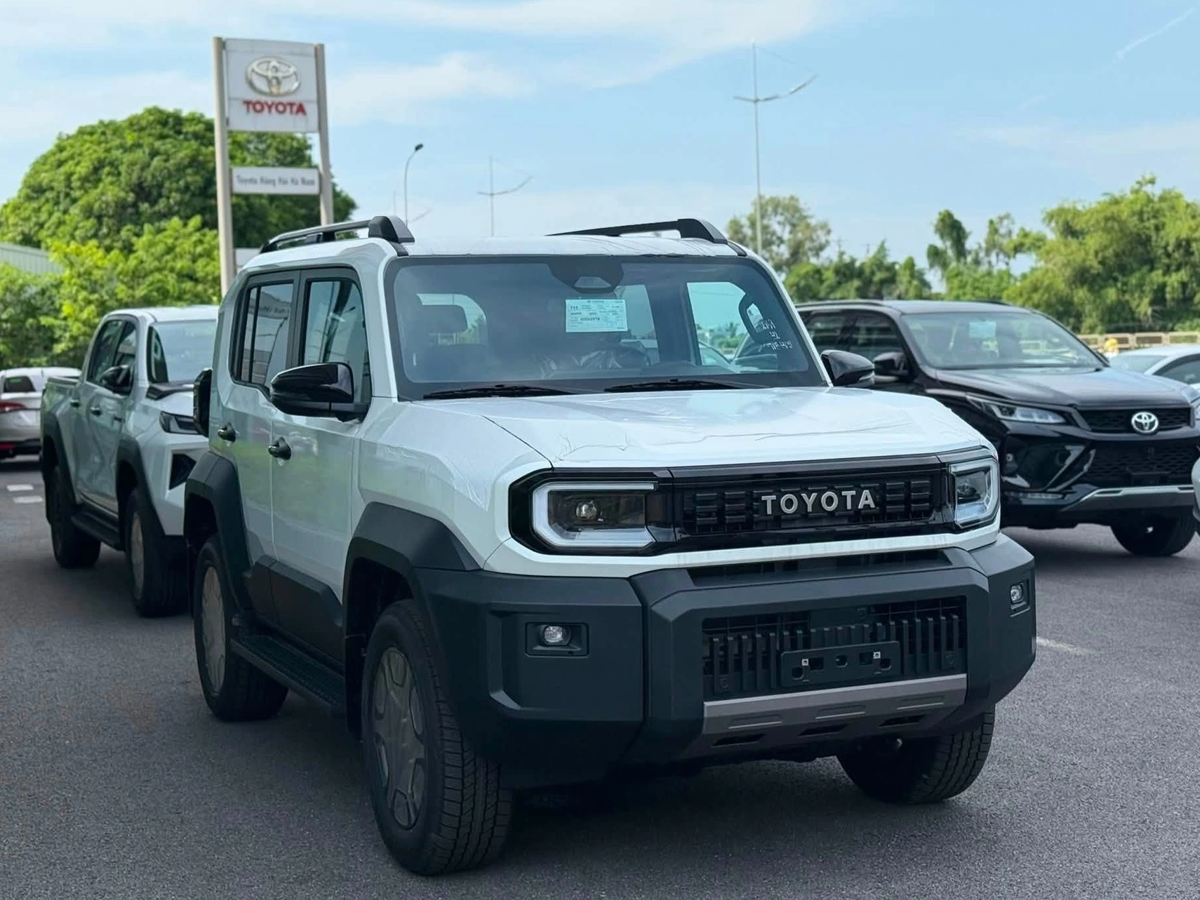 Thiết kế tổng quan của Toyota Land Cruiser FJ mang đậm nét nam tính, vuông vức và đậm chất xe địa hình việt dã thực thụ.