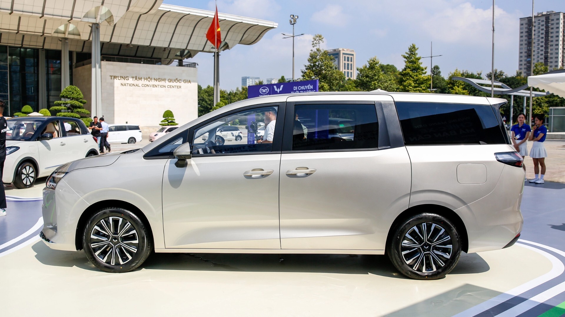 Thiết kế thân xe vuông vức với cửa trượt hai bên vô cùng tiện lợi